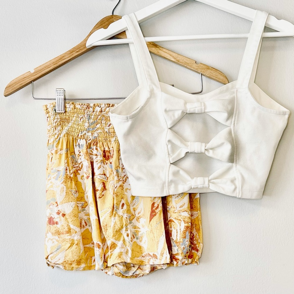 Summer Outfit Yellow Roxy Shorts & White Crop Top